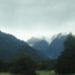 le glacier, de loin, juste au milieu de la photo. Bleu ciel, en fait, mais sous le nuage gris, il faut l'imaginer