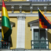 1 - Bandeiras boliviana e andina; esta é toda colorida, representa os povos e culturas dos Andes - da Argentina ao Equador. É bacana vê-la hasteada em várias cidades ao longo da viagem, até mesmo na branca Buenos Aires.JPG
